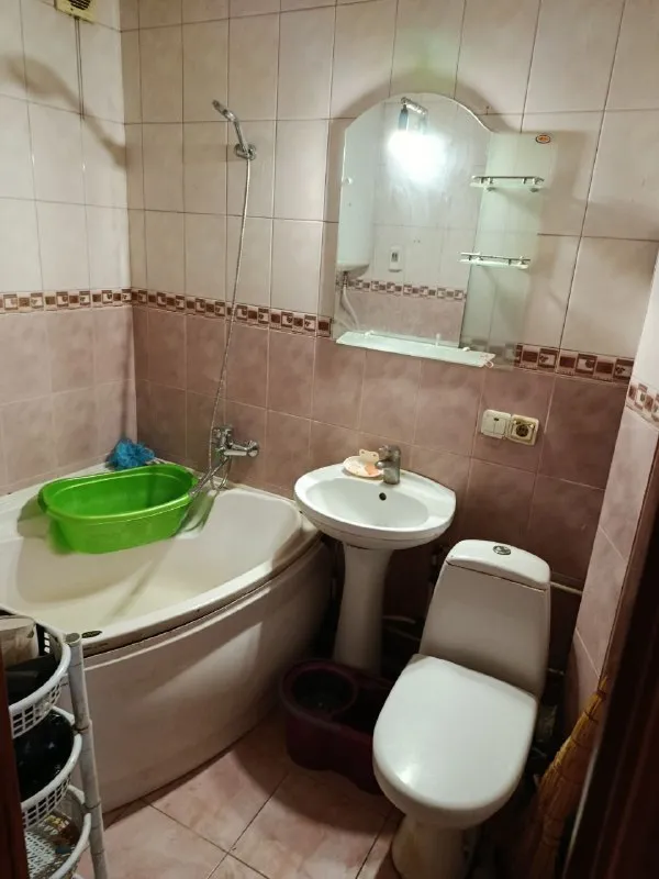 ‼️продажа квартиры‼️ 🏡продаётся трехкомнатная квартира г. макеевка днр, советский район 2-й мкр-н, район дк ✅этажность–3/5 жилого дома ✅общая площадь–62 м2 ✅жилая площадь - 44.2 м2 ✅кухня–5.8 м2 ✅комнаты раздельные двойная входная дверь кондиционер, нагревательный бак ✅состояние жилое вода по графику ✅рядом школа, магазины, рынок, документы готовы к продаже 🔥собственник 💴цена: 3🍋3 рублей реальному покупателю торг‼️ ☎️+7(949) 482-35-69 недвижимость днр - фотография - 7