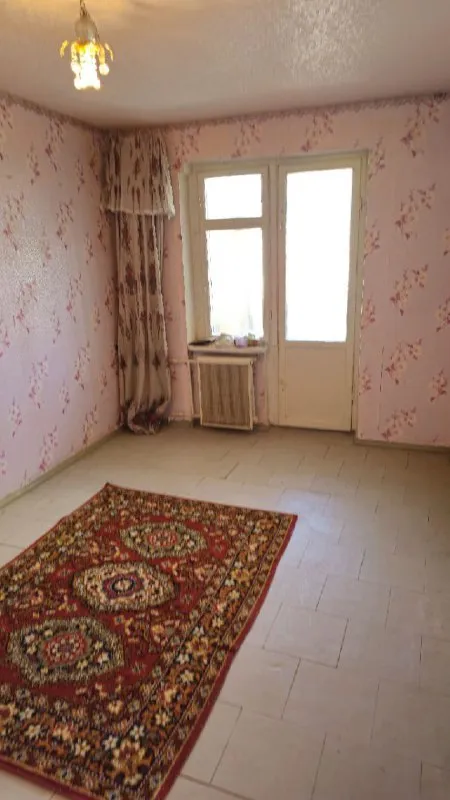 🅰️🅰️🅰️🅰️🅰️🅰️ продам 2х ком кв, вода доходит, по графику!под ремонт центр щетинина с удобной планировкой с выходом на лоджию как из спальни, так и из зала 9/9 этаж, есть тех этаж потолки сухие (обоям больше 10 лет ), жилая 28,1 общая 48, кухня 7,2, лоджия. не угловая теплая, отличное месторасположение квартиры в 2х минутах автостанция (донецк, макеевка, моспино) все магазины рынок автостоянки сберкасса школа, садики в шаговой доступности. аптека в доме документы готовы 2750000 руб торг +79493247464 +79491265897. - фотография - 3