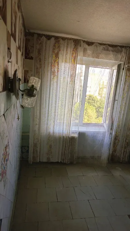 🅰️🅰️🅰️🅰️🅰️🅰️ продам 2х ком кв, вода доходит, по графику!под ремонт центр щетинина с удобной планировкой с выходом на лоджию как из спальни, так и из зала 9/9 этаж, есть тех этаж потолки сухие (обоям больше 10 лет ), жилая 28,1 общая 48, кухня 7,2, лоджия. не угловая теплая, отличное месторасположение квартиры в 2х минутах автостанция (донецк, макеевка, моспино) все магазины рынок автостоянки сберкасса школа, садики в шаговой доступности. аптека в доме документы готовы 2750000 руб торг +79493247464 +79491265897. - фотография - 4