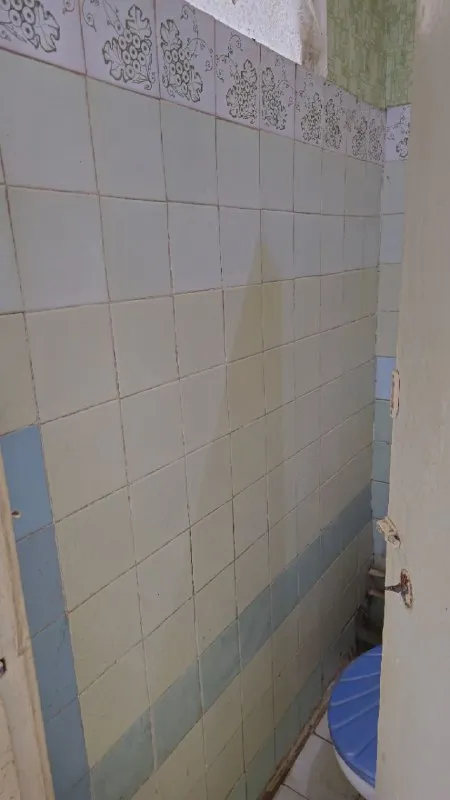 🅰️🅰️🅰️🅰️🅰️🅰️ продам 2х ком кв, вода доходит, по графику!под ремонт центр щетинина с удобной планировкой с выходом на лоджию как из спальни, так и из зала 9/9 этаж, есть тех этаж потолки сухие (обоям больше 10 лет ), жилая 28,1 общая 48, кухня 7,2, лоджия. не угловая теплая, отличное месторасположение квартиры в 2х минутах автостанция (донецк, макеевка, моспино) все магазины рынок автостоянки сберкасса школа, садики в шаговой доступности. аптека в доме документы готовы 2750000 руб торг +79493247464 +79491265897. - фотография - 5