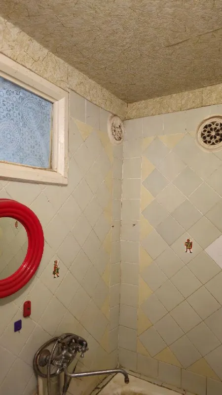 🅰️🅰️🅰️🅰️🅰️🅰️ продам 2х ком кв, вода доходит, по графику!под ремонт центр щетинина с удобной планировкой с выходом на лоджию как из спальни, так и из зала 9/9 этаж, есть тех этаж потолки сухие (обоям больше 10 лет ), жилая 28,1 общая 48, кухня 7,2, лоджия. не угловая теплая, отличное месторасположение квартиры в 2х минутах автостанция (донецк, макеевка, моспино) все магазины рынок автостоянки сберкасса школа, садики в шаговой доступности. аптека в доме документы готовы 2750000 руб торг +79493247464 +79491265897. - фотография - 6