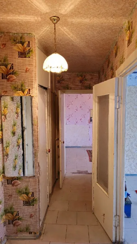 🅰️🅰️🅰️🅰️🅰️🅰️ продам 2х ком кв, вода доходит, по графику!под ремонт центр щетинина с удобной планировкой с выходом на лоджию как из спальни, так и из зала 9/9 этаж, есть тех этаж потолки сухие (обоям больше 10 лет ), жилая 28,1 общая 48, кухня 7,2, лоджия. не угловая теплая, отличное месторасположение квартиры в 2х минутах автостанция (донецк, макеевка, моспино) все магазины рынок автостоянки сберкасса школа, садики в шаговой доступности. аптека в доме документы готовы 2750000 руб торг +79493247464 +79491265897. - фотография - 7