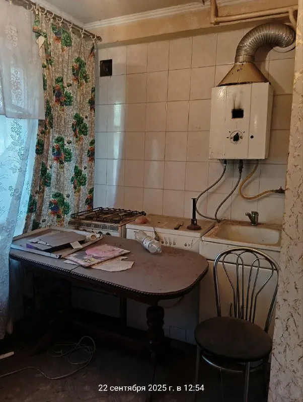 продам 1-но комн. квартиру на бирюзова-1. 1/5 этажного. жилое состояние. газовая колонка. окна деревянные. службы совмещены, душевая. цена 950 000 руб. ан анна +7 949 470 04 83 (феникс), +7 949 796 89 69 (миранда). - фотография - 4