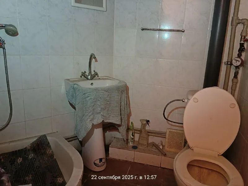 продам 1-но комн. квартиру на бирюзова-1. 1/5 этажного. жилое состояние. газовая колонка. окна деревянные. службы совмещены, душевая. цена 950 000 руб. ан анна +7 949 470 04 83 (феникс), +7 949 796 89 69 (миранда). - фотография - 6