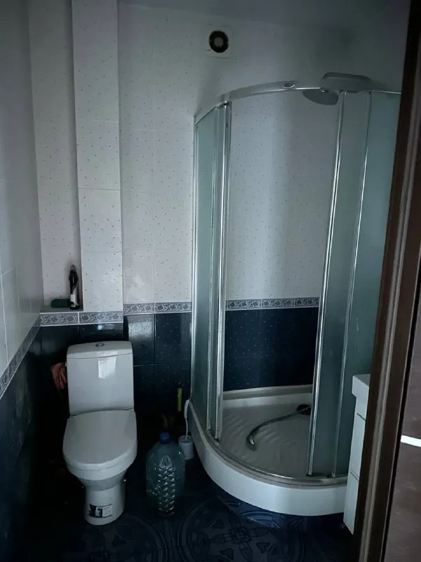 продам двухкомнатную квартиру 🌇 донецк, новостройка на миронова 15б 📍 👍это отличное предложение для тех, кто ищет комфортное жильё. ✅квартира площадью 69 квадратных метров уже с косметическим ремонтом, что позволяет сразу въехать и наслаждаться новым жильём. ✅расположение квартиры на 11 этаже 17-этажного дома позволяет наслаждаться прекрасным видом из окон. 💰цена в 5 000 000 ₽ делает это предложение весьма привлекательным на рынке недвижимости. ❗️ 📲☎️+79493410484 ан новый донбасс подписаться | дать объявление - фотография - 6