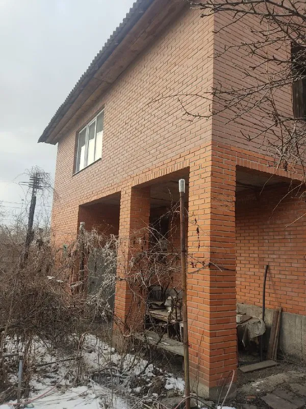 продам квартиру на земле. состояние под ремонт. 1-й этаж: 3 комнаты, кухня, ванная комната, коридор+... - фотография