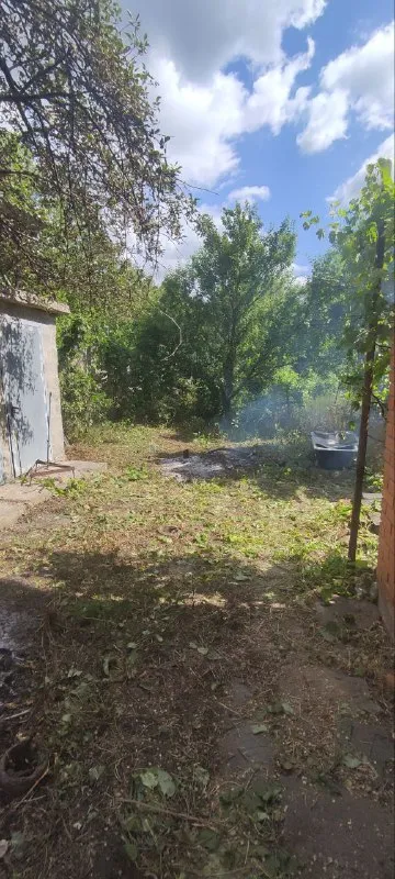 продам квартиру на земле. состояние под ремонт. 1-й этаж: 3 комнаты, кухня, ванная комната, коридор+погреб. 2-й этаж: 5 комнат+1 большая комната. на территории имеются различного назначения хоз. постройки. гараж на три машины, в гараже яма. гараж сухой. сад/огород. также во дворе есть душ и туалет, построен из шлакоблока. территория огорожена шлакоблочным высоким забором. отопление печное, в доме две печки. газ по забору. вода по графику. удобное расположение, рядом магазины, школа, детский сад, дк, поликлиника. ориентир - стадион кировец. 4200000 рублей, реальному покупателю торг. связь со мной: +79493952410 анна. - фотография - 10