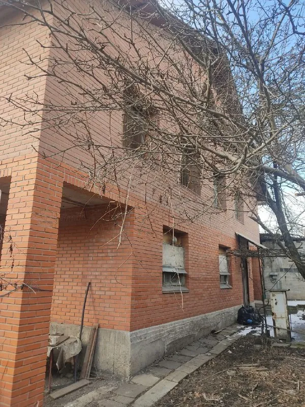 продам квартиру на земле. состояние под ремонт. 1-й этаж: 3 комнаты, кухня, ванная комната, коридор+погреб. 2-й этаж: 5 комнат+1 большая комната. на территории имеются различного назначения хоз. постройки. гараж на три машины, в гараже яма. гараж сухой. сад/огород. также во дворе есть душ и туалет, построен из шлакоблока. территория огорожена шлакоблочным высоким забором. отопление печное, в доме две печки. газ по забору. вода по графику. удобное расположение, рядом магазины, школа, детский сад, дк, поликлиника. ориентир - стадион кировец. 4200000 рублей, реальному покупателю торг. связь со мной: +79493952410 анна. - фотография - 2