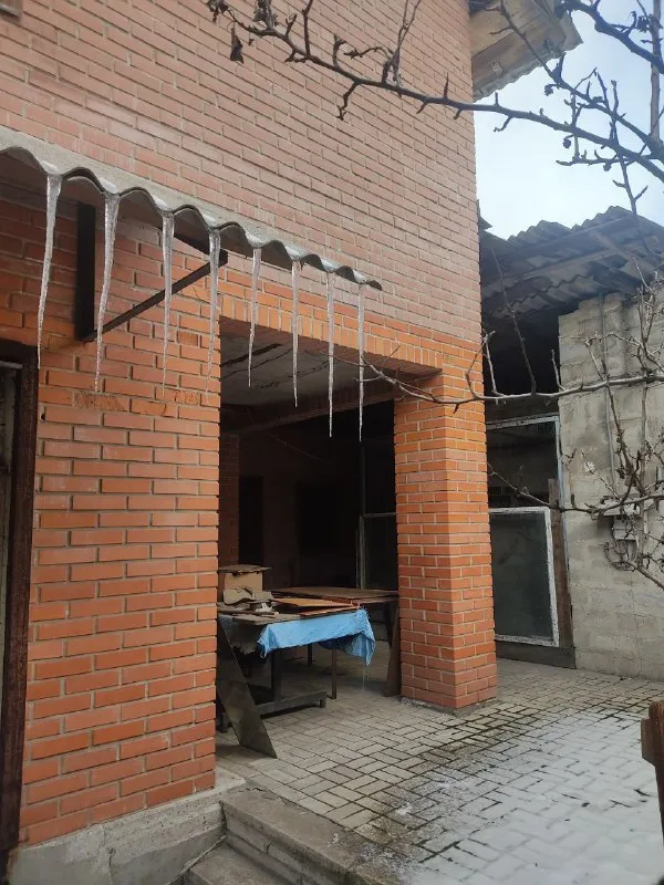 продам квартиру на земле. состояние под ремонт. 1-й этаж: 3 комнаты, кухня, ванная комната, коридор+погреб. 2-й этаж: 5 комнат+1 большая комната. на территории имеются различного назначения хоз. постройки. гараж на три машины, в гараже яма. гараж сухой. сад/огород. также во дворе есть душ и туалет, построен из шлакоблока. территория огорожена шлакоблочным высоким забором. отопление печное, в доме две печки. газ по забору. вода по графику. удобное расположение, рядом магазины, школа, детский сад, дк, поликлиника. ориентир - стадион кировец. 4200000 рублей, реальному покупателю торг. связь со мной: +79493952410 анна. - фотография - 3