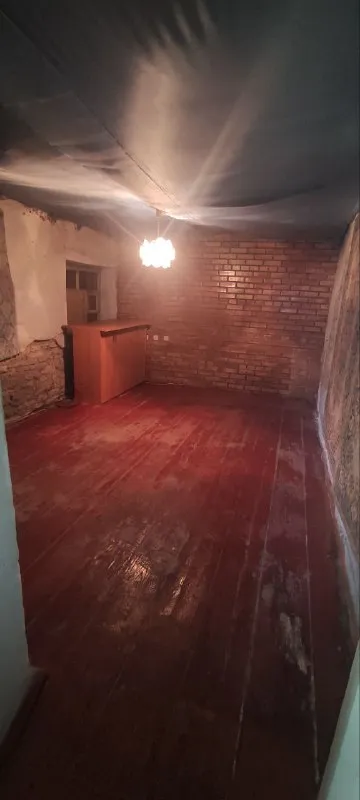 продам квартиру на земле. состояние под ремонт. 1-й этаж: 3 комнаты, кухня, ванная комната, коридор+погреб. 2-й этаж: 5 комнат+1 большая комната. на территории имеются различного назначения хоз. постройки. гараж на три машины, в гараже яма. гараж сухой. сад/огород. также во дворе есть душ и туалет, построен из шлакоблока. территория огорожена шлакоблочным высоким забором. отопление печное, в доме две печки. газ по забору. вода по графику. удобное расположение, рядом магазины, школа, детский сад, дк, поликлиника. ориентир - стадион кировец. 4200000 рублей, реальному покупателю торг. связь со мной: +79493952410 анна. - фотография - 4