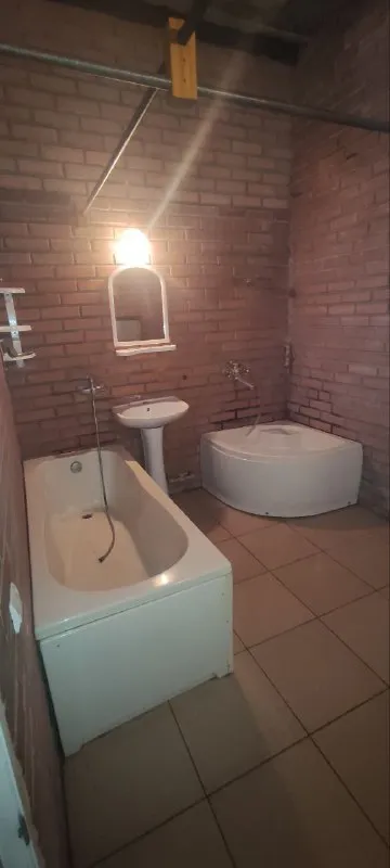 продам квартиру на земле. состояние под ремонт. 1-й этаж: 3 комнаты, кухня, ванная комната, коридор+погреб. 2-й этаж: 5 комнат+1 большая комната. на территории имеются различного назначения хоз. постройки. гараж на три машины, в гараже яма. гараж сухой. сад/огород. также во дворе есть душ и туалет, построен из шлакоблока. территория огорожена шлакоблочным высоким забором. отопление печное, в доме две печки. газ по забору. вода по графику. удобное расположение, рядом магазины, школа, детский сад, дк, поликлиника. ориентир - стадион кировец. 4200000 рублей, реальному покупателю торг. связь со мной: +79493952410 анна. - фотография - 5