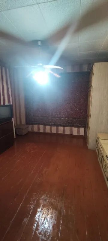 продам квартиру на земле. состояние под ремонт. 1-й этаж: 3 комнаты, кухня, ванная комната, коридор+погреб. 2-й этаж: 5 комнат+1 большая комната. на территории имеются различного назначения хоз. постройки. гараж на три машины, в гараже яма. гараж сухой. сад/огород. также во дворе есть душ и туалет, построен из шлакоблока. территория огорожена шлакоблочным высоким забором. отопление печное, в доме две печки. газ по забору. вода по графику. удобное расположение, рядом магазины, школа, детский сад, дк, поликлиника. ориентир - стадион кировец. 4200000 рублей, реальному покупателю торг. связь со мной: +79493952410 анна. - фотография - 6