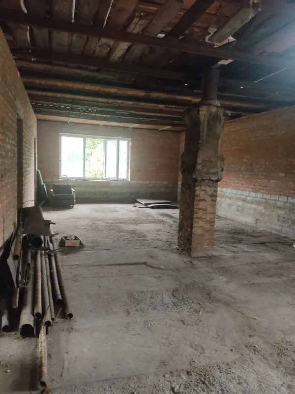 продам квартиру на земле. состояние под ремонт. 1-й этаж: 3 комнаты, кухня, ванная комната, коридор+погреб. 2-й этаж: 5 комнат+1 большая комната. на территории имеются различного назначения хоз. постройки. гараж на три машины, в гараже яма. гараж сухой. сад/огород. также во дворе есть душ и туалет, построен из шлакоблока. территория огорожена шлакоблочным высоким забором. отопление печное, в доме две печки. газ по забору. вода по графику. удобное расположение, рядом магазины, школа, детский сад, дк, поликлиника. ориентир - стадион кировец. 4200000 рублей, реальному покупателю торг. связь со мной: +79493952410 анна. - фотография - 7