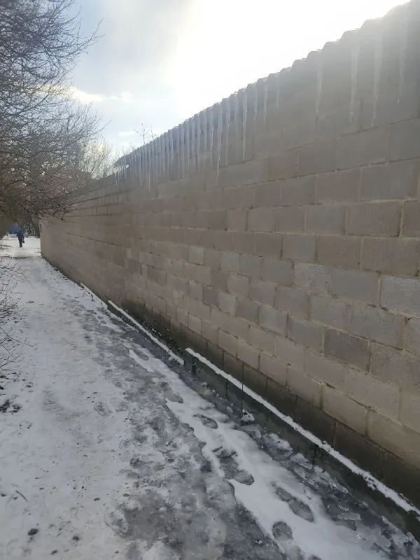 продам квартиру на земле. состояние под ремонт. 1-й этаж: 3 комнаты, кухня, ванная комната, коридор+погреб. 2-й этаж: 5 комнат+1 большая комната. на территории имеются различного назначения хоз. постройки. гараж на три машины, в гараже яма. гараж сухой. сад/огород. также во дворе есть душ и туалет, построен из шлакоблока. территория огорожена шлакоблочным высоким забором. отопление печное, в доме две печки. газ по забору. вода по графику. удобное расположение, рядом магазины, школа, детский сад, дк, поликлиника. ориентир - стадион кировец. 4200000 рублей, реальному покупателю торг. связь со мной: +79493952410 анна. - фотография - 8