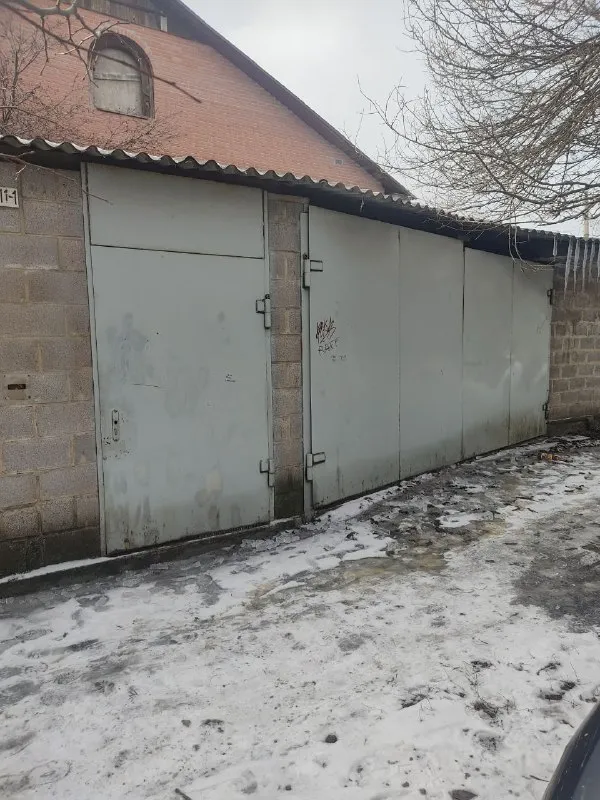 продам квартиру на земле. состояние под ремонт. 1-й этаж: 3 комнаты, кухня, ванная комната, коридор+погреб. 2-й этаж: 5 комнат+1 большая комната. на территории имеются различного назначения хоз. постройки. гараж на три машины, в гараже яма. гараж сухой. сад/огород. также во дворе есть душ и туалет, построен из шлакоблока. территория огорожена шлакоблочным высоким забором. отопление печное, в доме две печки. газ по забору. вода по графику. удобное расположение, рядом магазины, школа, детский сад, дк, поликлиника. ориентир - стадион кировец. 4200000 рублей, реальному покупателю торг. связь со мной: +79493952410 анна. - фотография - 9