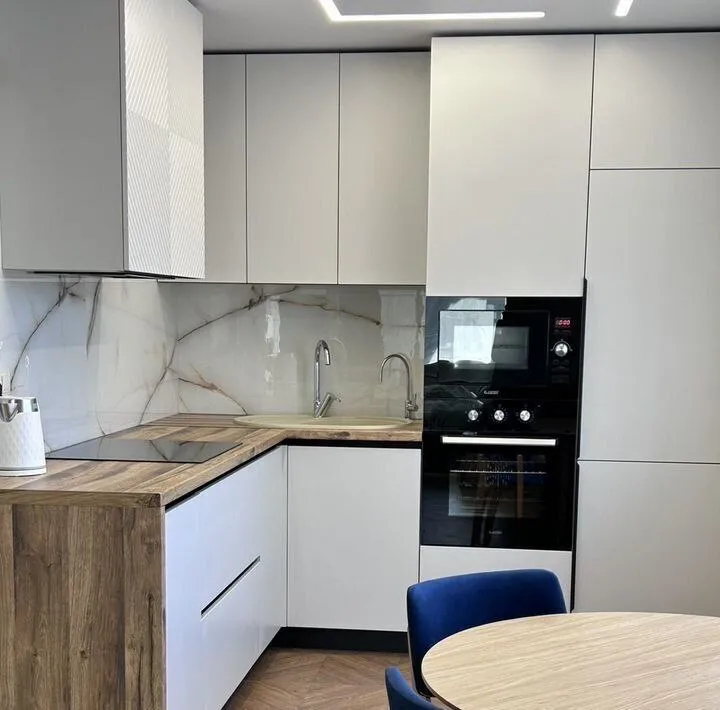 сдам уютную евродвушку 🌇донецк, в ворошиловском районе, ориентир студгородок📍 ✅сдается впервые, в 2019 году сделан капитальный ремонт. ❗️сдается только на длительный срок от 3-х месяцев. ✅площадь квартиры 48 кв. , также есть застекленная лоджия. ✅расположена на 4 этаже 9-тиэтажного дома. ✅соседи тихие, над квартирой никто не живет. ✅полностью укомплектованная кухня и ванная комната, квартира готова для проживания. 💦вода по графику района, рассмотрим установку накопительного бака! 💰цена 35.000 ₽ +к/у. , залог обсуждаемый. 📲☎️+79494858391 или тг - ан подписаться | дать объявление - фотография - 5