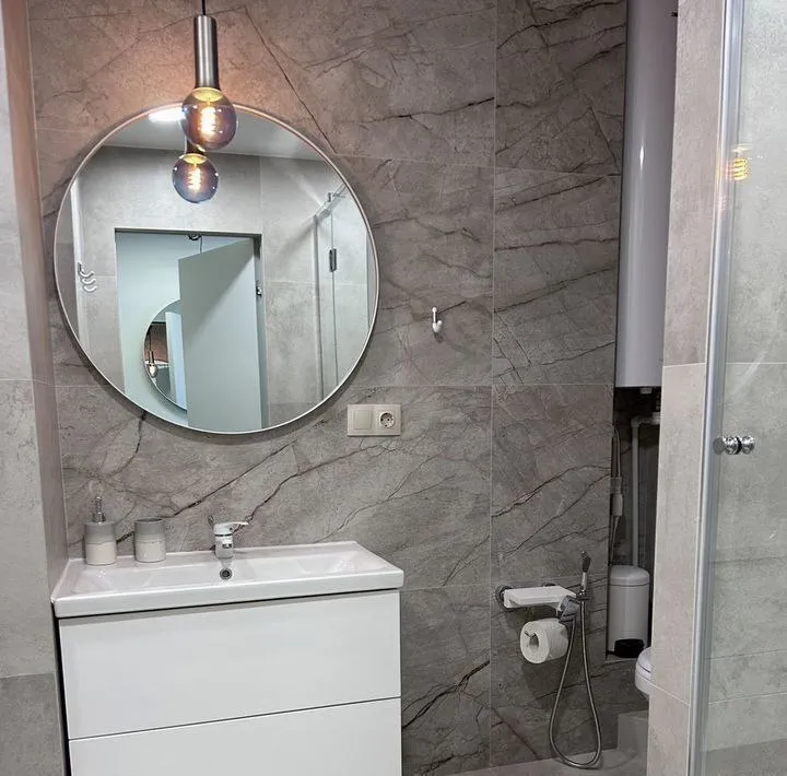 сдам уютную евродвушку 🌇донецк, в ворошиловском районе, ориентир студгородок📍 ✅сдается впервые, в 2019 году сделан капитальный ремонт. ❗️сдается только на длительный срок от 3-х месяцев. ✅площадь квартиры 48 кв. , также есть застекленная лоджия. ✅расположена на 4 этаже 9-тиэтажного дома. ✅соседи тихие, над квартирой никто не живет. ✅полностью укомплектованная кухня и ванная комната, квартира готова для проживания. 💦вода по графику района, рассмотрим установку накопительного бака! 💰цена 35.000 ₽ +к/у. , залог обсуждаемый. 📲☎️+79494858391 или тг - ан подписаться | дать объявление - фотография - 6