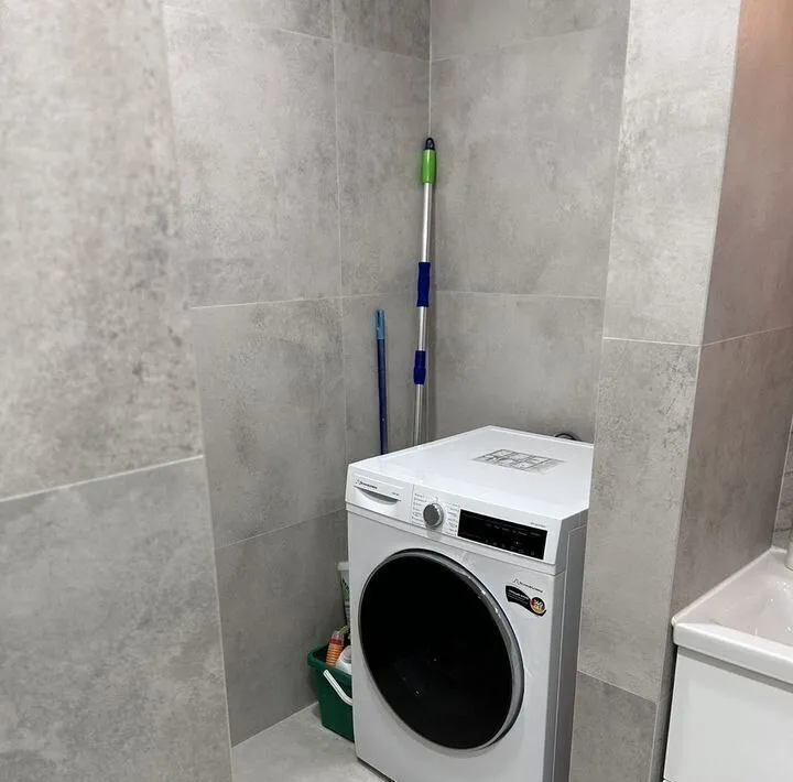 сдам уютную евродвушку 🌇донецк, в ворошиловском районе, ориентир студгородок📍 ✅сдается впервые, в 2019 году сделан капитальный ремонт. ❗️сдается только на длительный срок от 3-х месяцев. ✅площадь квартиры 48 кв. , также есть застекленная лоджия. ✅расположена на 4 этаже 9-тиэтажного дома. ✅соседи тихие, над квартирой никто не живет. ✅полностью укомплектованная кухня и ванная комната, квартира готова для проживания. 💦вода по графику района, рассмотрим установку накопительного бака! 💰цена 35.000 ₽ +к/у. , залог обсуждаемый. 📲☎️+79494858391 или тг - ан подписаться | дать объявление - фотография - 7