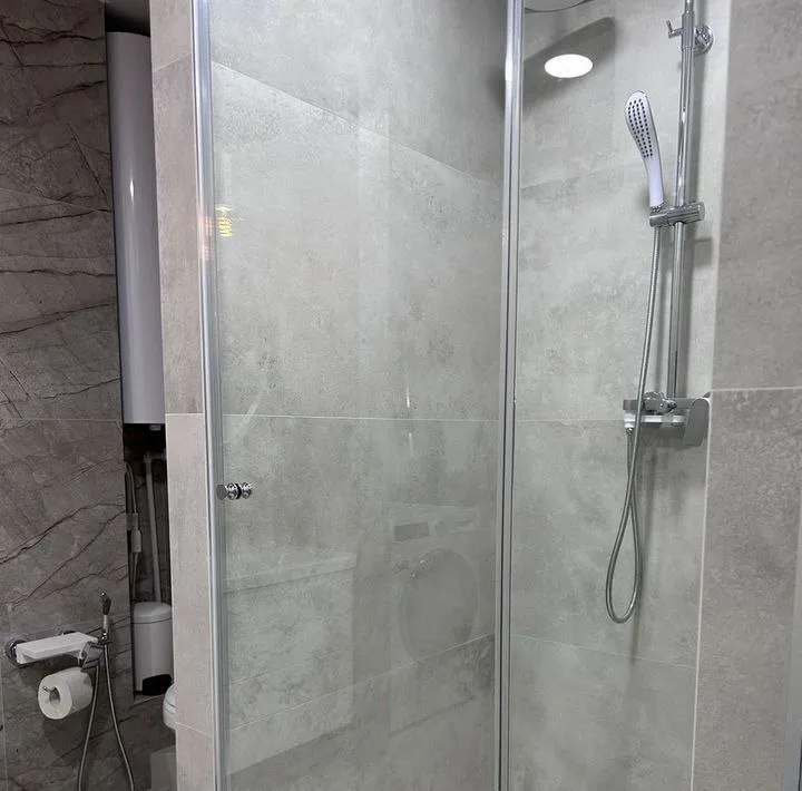 сдам уютную евродвушку 🌇донецк, в ворошиловском районе, ориентир студгородок📍 ✅сдается впервые, в 2019 году сделан капитальный ремонт. ❗️сдается только на длительный срок от 3-х месяцев. ✅площадь квартиры 48 кв. , также есть застекленная лоджия. ✅расположена на 4 этаже 9-тиэтажного дома. ✅соседи тихие, над квартирой никто не живет. ✅полностью укомплектованная кухня и ванная комната, квартира готова для проживания. 💦вода по графику района, рассмотрим установку накопительного бака! 💰цена 35.000 ₽ +к/у. , залог обсуждаемый. 📲☎️+79494858391 или тг - ан подписаться | дать объявление - фотография - 8