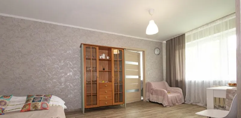 сдам двухкомнатную квартиру 🌇донецк, калининский район📍 ✅площадь 49кв. м, 3 этаж многоэтажного дома. ✅полностью меблирована и готова к проживанию. ✅проведен высокоскоростной интернет, также установлен бойлер. ✅рассмотрим ответственных и платежеспособных людей, без больших домашних животных. соседи тихие и дружелюбные, на этаже сверху никто не проживает. 💰цена 31.000 ₽ залог 100% от стоимости, можно разбить на 2 месяца. по всем вопросам обращайтесь по телефону или в телеграмм 📲☎️+79494858391 агентство подписаться | дать объявление - фотография - 2