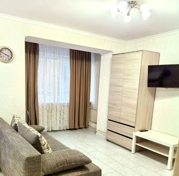 аренда двухкомнатной студии 🌇город донецк, куйбышевский район, ул. куйбышева. 📍 ✅ 3 этаже 9-тиэтажного дома ✅площадь 46кв. м. ✅окна выходят во двор. ✅квартира не угловая, зимой тепло, а летом не жарко. 👍полностью укомплектованный кухонный гарнитур и ванная комната, также спальня. ✅вся техника и мебель новая, по. .. //telegram. org/img/emoji/40/e29c85.png')">✅санузел смежный, установлена газовая колонка. ✅сдается от 3 месяцец возможно проживание с небольшими домашними животными. 💰цена 28000 рублей + к/у. по всем вопросам обращайтесь в тг или по номеру телефона 📲☎️+79494858391 ан подписаться | дать объявление - фотография - 2