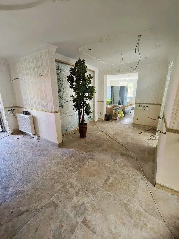 ‼️продажа дома‼️ 🏡продажа шикарного загородного 2-х уровневого дома + гостевой дом + сауна, бассейн + гараж в 20 км. от центра г. донецк, с. красное, г. о. докучаевск ✅продам дом, общей площадью 306 м2., расположен на земельном участке 45 соток ( участок приватизирован) с ландшафтным дизайном и зоной барбекю. ✅гостевой дом общей s-98 м2. три гаражных бокса и отдельное помещение с установленной системой подачи воды: 3 накопительных бака объемом по 1.5 куба. очистка воды осуществляется высокопроизводительным осмосом. ✅планировка дома; цокольный этаж: планировался под домашний кинотеатр и спорт зал ✅первый этаж: кухня-столовая, ванная комната второй этаж: 3 спальни. .. водителей италии, германии, франции. ✅планировка гостевого дома: кухня-столовая с выходом на террасу, 2 спальни, ванная комната. ✅отопление и подогрев воды в каждом доме осуществляется газовыми котлами. ✅в случае отсутствия электроэнергия дом получает питание от 40 киловаттного дизельного генератора работающего на полной автоматике. ✅три скважины, на участке установлена капельная система полива 🧾документы готовы. больше фото по запросу. 💴цена: 30🍋000.000 рублей ☎️+79494194208 недвижимость днр - фотография - 5