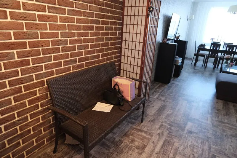 ‼️аренда квартиры‼️ 🏡аренда квартиры г. донецк днр киевский р-н 20-этажное здание. размер: 100м кв. 💴цена: 75.000 рублей ✅долгосрочная аренда. отличная квартира с красивым ремонтом для комфортного проживания, просторная и уютная. ✅большой балкон с панормаными окнами — можно смотреть красивые закаты. ✅есть всё необходимое для комфортного проживания. большая ванна 🛀 в ванной комнате. ✅огромный шкаф для вашей одежды. просторный коридор. продуктовый магазин прямо в доме, очень удобно. ✅и кофейня с очень вкусным кофе. ✅бак в процессе установки, вода будет каждый день👌🏻 📲пишите и звоните, могу отправить видео из квартиры 🔥собственник ☎️+79782928403 📨подписаться - фотография - 2