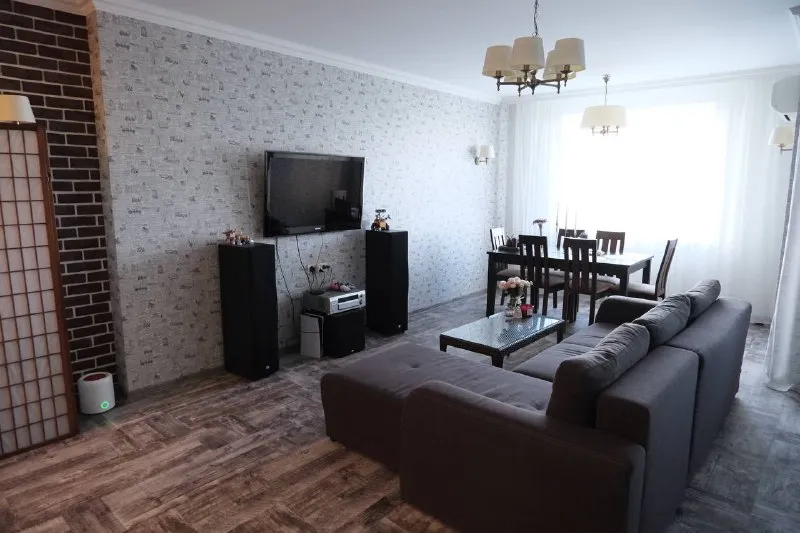 ‼️аренда квартиры‼️ 🏡аренда квартиры г. донецк днр киевский р-н 20-этажное здание. размер: 100м кв. 💴цена: 75.000 рублей ✅долгосрочная аренда. отличная квартира с красивым ремонтом для комфортного проживания, просторная и уютная. ✅большой балкон с панормаными окнами — можно смотреть красивые закаты. ✅есть всё необходимое для комфортного проживания. большая ванна 🛀 в ванной комнате. ✅огромный шкаф для вашей одежды. просторный коридор. продуктовый магазин прямо в доме, очень удобно. ✅и кофейня с очень вкусным кофе. ✅бак в процессе установки, вода будет каждый день👌🏻 📲пишите и звоните, могу отправить видео из квартиры 🔥собственник ☎️+79782928403 📨подписаться - фотография - 3