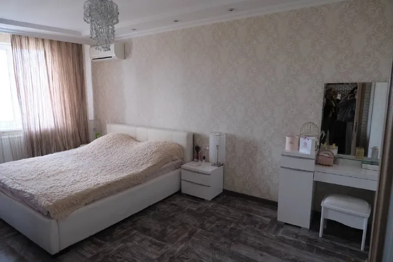 ‼️аренда квартиры‼️ 🏡аренда квартиры г. донецк днр киевский р-н 20-этажное здание. размер: 100м кв. 💴цена: 75.000 рублей ✅долгосрочная аренда. отличная квартира с красивым ремонтом для комфортного проживания, просторная и уютная. ✅большой балкон с панормаными окнами — можно смотреть красивые закаты. ✅есть всё необходимое для комфортного проживания. большая ванна 🛀 в ванной комнате. ✅огромный шкаф для вашей одежды. просторный коридор. продуктовый магазин прямо в доме, очень удобно. ✅и кофейня с очень вкусным кофе. ✅бак в процессе установки, вода будет каждый день👌🏻 📲пишите и звоните, могу отправить видео из квартиры 🔥собственник ☎️+79782928403 📨подписаться - фотография - 5