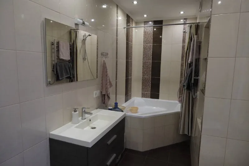 ‼️аренда квартиры‼️ 🏡аренда квартиры г. донецк днр киевский р-н 20-этажное здание. размер: 100м кв. 💴цена: 75.000 рублей ✅долгосрочная аренда. отличная квартира с красивым ремонтом для комфортного проживания, просторная и уютная. ✅большой балкон с панормаными окнами — можно смотреть красивые закаты. ✅есть всё необходимое для комфортного проживания. большая ванна 🛀 в ванной комнате. ✅огромный шкаф для вашей одежды. просторный коридор. продуктовый магазин прямо в доме, очень удобно. ✅и кофейня с очень вкусным кофе. ✅бак в процессе установки, вода будет каждый день👌🏻 📲пишите и звоните, могу отправить видео из квартиры 🔥собственник ☎️+79782928403 📨подписаться - фотография - 7