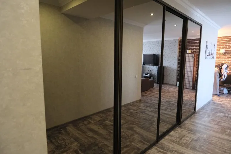 ‼️аренда квартиры‼️ 🏡аренда квартиры г. донецк днр киевский р-н 20-этажное здание. размер: 100м кв. 💴цена: 75.000 рублей ✅долгосрочная аренда. отличная квартира с красивым ремонтом для комфортного проживания, просторная и уютная. ✅большой балкон с панормаными окнами — можно смотреть красивые закаты. ✅есть всё необходимое для комфортного проживания. большая ванна 🛀 в ванной комнате. ✅огромный шкаф для вашей одежды. просторный коридор. продуктовый магазин прямо в доме, очень удобно. ✅и кофейня с очень вкусным кофе. ✅бак в процессе установки, вода будет каждый день👌🏻 📲пишите и звоните, могу отправить видео из квартиры 🔥собственник ☎️+79782928403 📨подписаться - фотография - 8