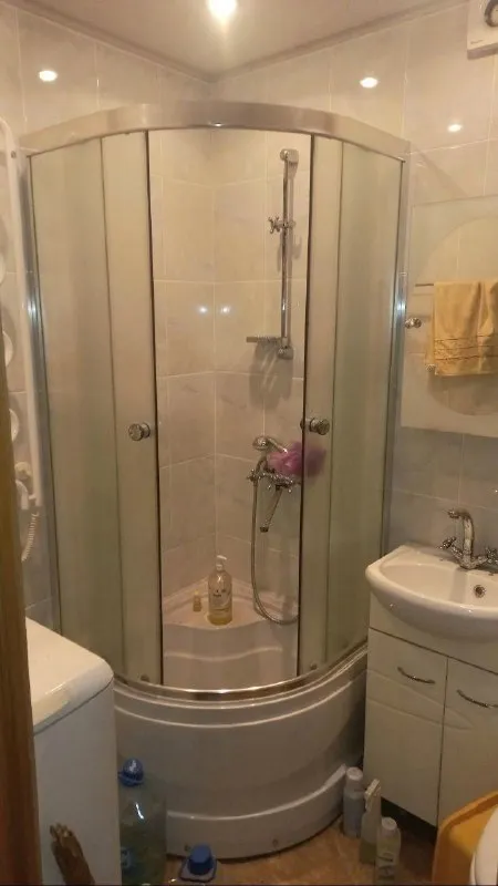 долгосрочная аренда в центре макеевки квартира в топовом месте - самый центр города, плеханова, идеальная транспортная развязка, рядом абсолютно всё!!! квартира 1 - комнатная, полностью укомплектована мебелью и техникой. по договоренности с хозяином, есть возможность установить накопительную систему. арендная плата 15000руб, дополнительно ком/услуги. комиссия ан. +79493124599 (telegram, whatsapp) - наталья. с уважением "центр недвижимости мир". - фотография - 5