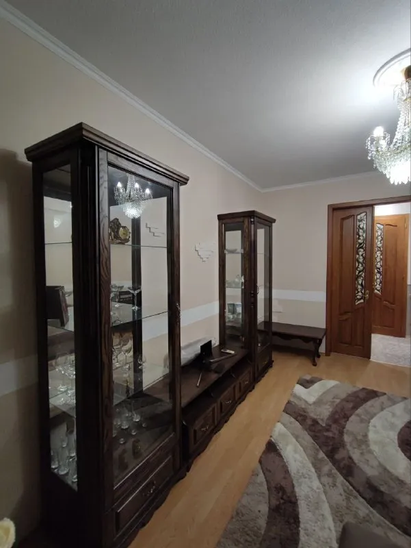 продам трехкомнатную квартиру 🌇донецк, ворошиловский район бульвар пушкина📍 ✅площадь 73 м2 ✅этажность 4/5 💰цена 10.5 млн рублей. ✅высота потолков составляет внушительные 3 метра, благодаря чему пространство кажется еще больше и свободнее. ✅квартира выполнена в классическом стиле с добротным ремонтом, который сочетает в себе элегантность и качество. ✅здесь вы найдете все необходимое для комфортного проживания: просторные комнаты, удобную планировку, качественные материалы отделки. 👍это идеальный вариант для тех, кто ценит уют, комфорт и престиж. не упустите свой шанс приобрести эту замечательную квартиру! звоните прямо сейчас и записывайтесь на просмотр. 📲☎️+79493483448 подписаться | дать объявление - фотография - 2