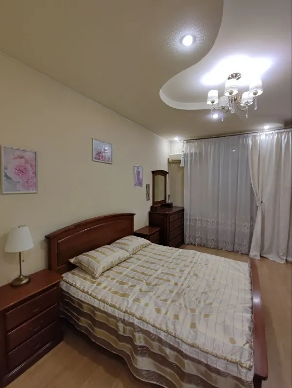 продам трехкомнатную квартиру 🌇донецк, ворошиловский район бульвар пушкина📍 ✅площадь 73 м2 ✅этажность 4/5 💰цена 10.5 млн рублей. ✅высота потолков составляет внушительные 3 метра, благодаря чему пространство кажется еще больше и свободнее. ✅квартира выполнена в классическом стиле с добротным ремонтом, который сочетает в себе элегантность и качество. ✅здесь вы найдете все необходимое для комфортного проживания: просторные комнаты, удобную планировку, качественные материалы отделки. 👍это идеальный вариант для тех, кто ценит уют, комфорт и престиж. не упустите свой шанс приобрести эту замечательную квартиру! звоните прямо сейчас и записывайтесь на просмотр. 📲☎️+79493483448 подписаться | дать объявление - фотография - 3