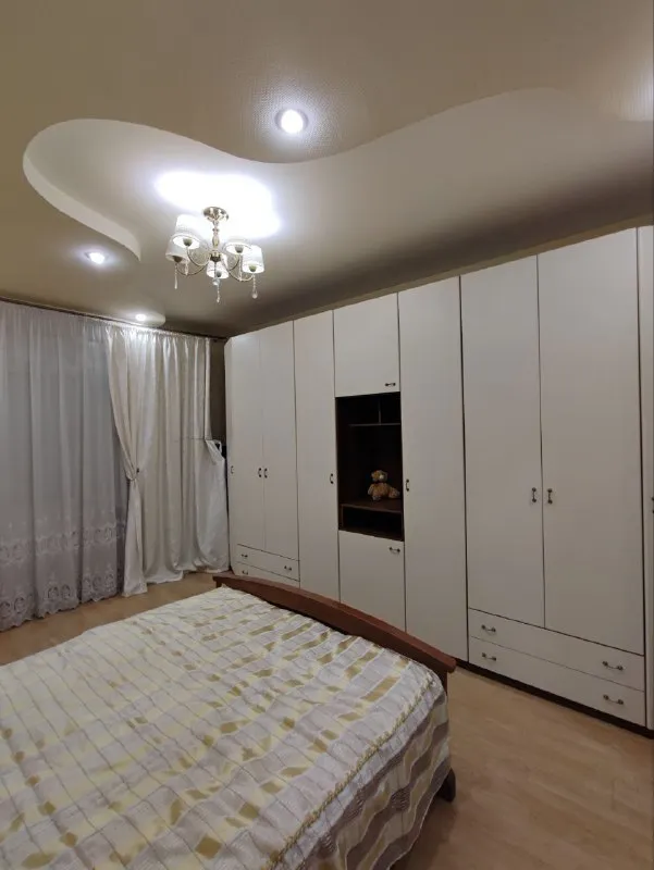 продам трехкомнатную квартиру 🌇донецк, ворошиловский район бульвар пушкина📍 ✅площадь 73 м2 ✅этажность 4/5 💰цена 10.5 млн рублей. ✅высота потолков составляет внушительные 3 метра, благодаря чему пространство кажется еще больше и свободнее. ✅квартира выполнена в классическом стиле с добротным ремонтом, который сочетает в себе элегантность и качество. ✅здесь вы найдете все необходимое для комфортного проживания: просторные комнаты, удобную планировку, качественные материалы отделки. 👍это идеальный вариант для тех, кто ценит уют, комфорт и престиж. не упустите свой шанс приобрести эту замечательную квартиру! звоните прямо сейчас и записывайтесь на просмотр. 📲☎️+79493483448 подписаться | дать объявление - фотография - 4