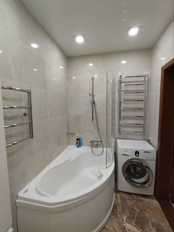 продам трехкомнатную квартиру 🌇донецк, ворошиловский район бульвар пушкина📍 ✅площадь 73 м2 ✅этажность 4/5 💰цена 10.5 млн рублей. ✅высота потолков составляет внушительные 3 метра, благодаря чему пространство кажется еще больше и свободнее. ✅квартира выполнена в классическом стиле с добротным ремонтом, который сочетает в себе элегантность и качество. ✅здесь вы найдете все необходимое для комфортного проживания: просторные комнаты, удобную планировку, качественные материалы отделки. 👍это идеальный вариант для тех, кто ценит уют, комфорт и престиж. не упустите свой шанс приобрести эту замечательную квартиру! звоните прямо сейчас и записывайтесь на просмотр. 📲☎️+79493483448 подписаться | дать объявление - фотография - 8