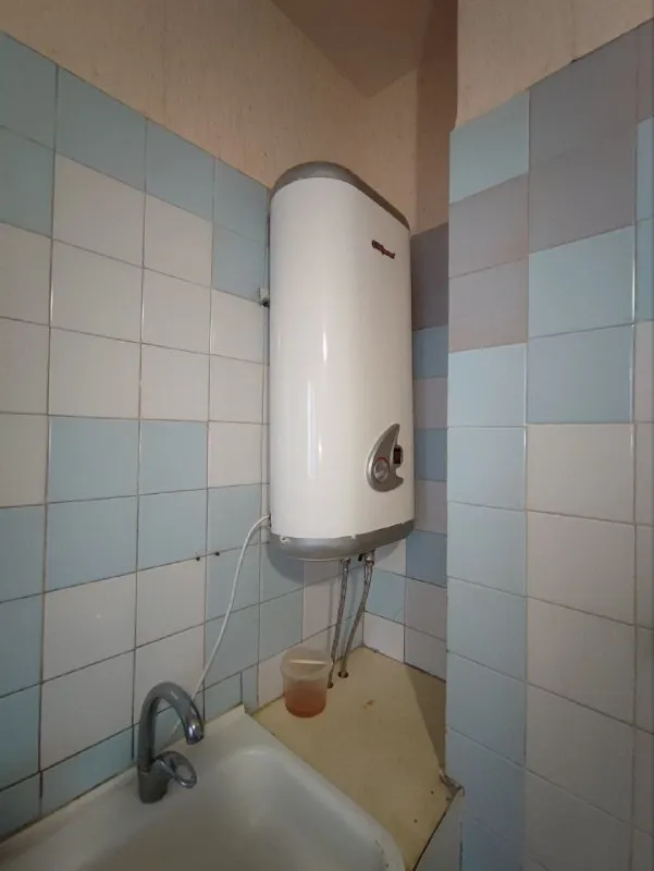 продам однокомнатную квартиру 🌇донецк, ленинский район. мкрн голубой 📍 ✅площадь 40м2 💦вода идёт отлично!!! ✅этажность 8/9 💰стоимость 3 млн. рублей 🔥 👍спокойный район: эта квартира станет идеальным местом для тех, кто ценит тишину. 📍 ориентир «манна»: удобное расположение позволяет быстро добраться до всех необходимых объектов городской инфраструктуры. ✅спецпроект: дом построен по индивидуальному проекту, что обеспечивает высокие стандарты качества и комфорта проживания. 📲☎️+79493483448 подписаться | дать объявление - фотография - 6