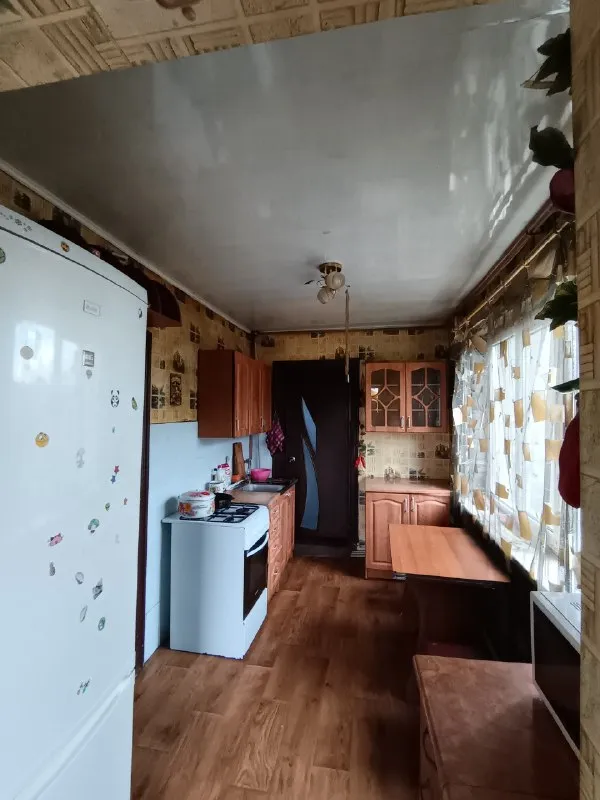 продаётся уютный дом г. харцызск, пгт. горное общая площадь дома 67,2 m2. участок - 6 соток, не приватизирован. в доме 4 комнаты, кухня, санузел и коридор. отопление - двухконтурный котёл, окна пластик (кроме каридора), канализация - септик, водоснабжение центральное. счётчики на свет, газ и воду стоят. во дворе имеется летняя кухня, 2 сарая, погреб, туалет. пристройки нуждаются во вложениях. в доме частично остаётся мебель. собственник цена 3 700 000руб все вопросы по телефону +79604725804 (ватсап, телеграмм, макс) ▪️ недвижимость большого харцызска 👈 подписаться ▪️ разместить объявление ▪️ обсудить - фотография - 10