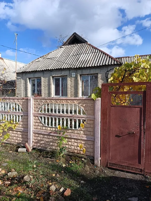 продаётся уютный дом г. харцызск, пгт. горное общая площадь дома 67,2 m2. участок - 6 соток, не приватизирован. в доме 4 комнаты, кухня, санузел и коридор. отопление - двухконтурный котёл, окна пластик (кроме каридора), канализация - септик, водоснабжение центральное. счётчики на свет, газ и воду стоят. во дворе имеется летняя кухня, 2 сарая, погреб, туалет. пристройки нуждаются во вложениях. в доме частично остаётся мебель. собственник цена 3 700 000руб все вопросы по телефону +79604725804 (ватсап, телеграмм, макс) ▪️ недвижимость большого харцызска 👈 подписаться ▪️ разместить объявление ▪️ обсудить - фотография - 2