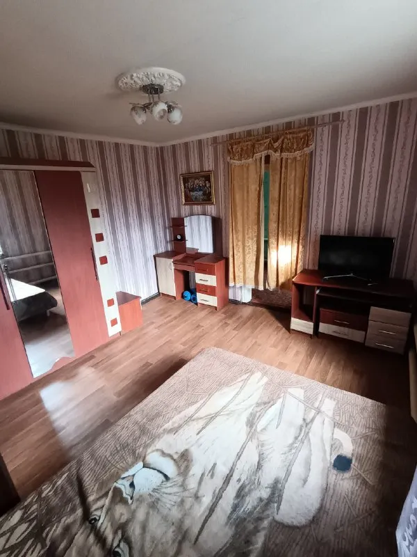 продаётся уютный дом г. харцызск, пгт. горное общая площадь дома 67,2 m2. участок - 6 соток, не приватизирован. в доме 4 комнаты, кухня, санузел и коридор. отопление - двухконтурный котёл, окна пластик (кроме каридора), канализация - септик, водоснабжение центральное. счётчики на свет, газ и воду стоят. во дворе имеется летняя кухня, 2 сарая, погреб, туалет. пристройки нуждаются во вложениях. в доме частично остаётся мебель. собственник цена 3 700 000руб все вопросы по телефону +79604725804 (ватсап, телеграмм, макс) ▪️ недвижимость большого харцызска 👈 подписаться ▪️ разместить объявление ▪️ обсудить - фотография - 3