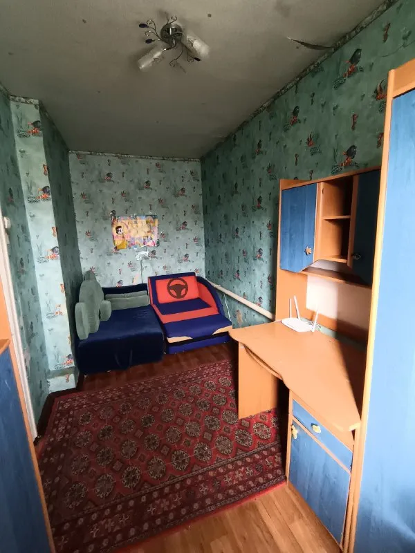 продаётся уютный дом г. харцызск, пгт. горное общая площадь дома 67,2 m2. участок - 6 соток, не приватизирован. в доме 4 комнаты, кухня, санузел и коридор. отопление - двухконтурный котёл, окна пластик (кроме каридора), канализация - септик, водоснабжение центральное. счётчики на свет, газ и воду стоят. во дворе имеется летняя кухня, 2 сарая, погреб, туалет. пристройки нуждаются во вложениях. в доме частично остаётся мебель. собственник цена 3 700 000руб все вопросы по телефону +79604725804 (ватсап, телеграмм, макс) ▪️ недвижимость большого харцызска 👈 подписаться ▪️ разместить объявление ▪️ обсудить - фотография - 5