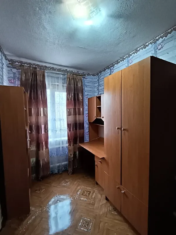 продаётся уютный дом г. харцызск, пгт. горное общая площадь дома 67,2 m2. участок - 6 соток, не приватизирован. в доме 4 комнаты, кухня, санузел и коридор. отопление - двухконтурный котёл, окна пластик (кроме каридора), канализация - септик, водоснабжение центральное. счётчики на свет, газ и воду стоят. во дворе имеется летняя кухня, 2 сарая, погреб, туалет. пристройки нуждаются во вложениях. в доме частично остаётся мебель. собственник цена 3 700 000руб все вопросы по телефону +79604725804 (ватсап, телеграмм, макс) ▪️ недвижимость большого харцызска 👈 подписаться ▪️ разместить объявление ▪️ обсудить - фотография - 6