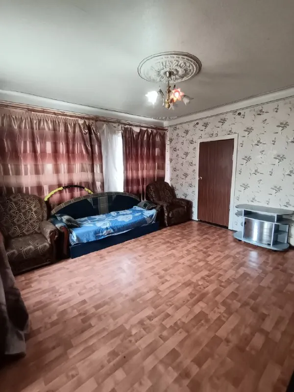 продаётся уютный дом г. харцызск, пгт. горное общая площадь дома 67,2 m2. участок - 6 соток, не приватизирован. в доме 4 комнаты, кухня, санузел и коридор. отопление - двухконтурный котёл, окна пластик (кроме каридора), канализация - септик, водоснабжение центральное. счётчики на свет, газ и воду стоят. во дворе имеется летняя кухня, 2 сарая, погреб, туалет. пристройки нуждаются во вложениях. в доме частично остаётся мебель. собственник цена 3 700 000руб все вопросы по телефону +79604725804 (ватсап, телеграмм, макс) ▪️ недвижимость большого харцызска 👈 подписаться ▪️ разместить объявление ▪️ обсудить - фотография - 7