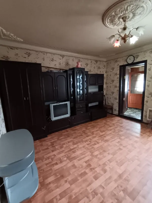 продаётся уютный дом г. харцызск, пгт. горное общая площадь дома 67,2 m2. участок - 6 соток, не приватизирован. в доме 4 комнаты, кухня, санузел и коридор. отопление - двухконтурный котёл, окна пластик (кроме каридора), канализация - септик, водоснабжение центральное. счётчики на свет, газ и воду стоят. во дворе имеется летняя кухня, 2 сарая, погреб, туалет. пристройки нуждаются во вложениях. в доме частично остаётся мебель. собственник цена 3 700 000руб все вопросы по телефону +79604725804 (ватсап, телеграмм, макс) ▪️ недвижимость большого харцызска 👈 подписаться ▪️ разместить объявление ▪️ обсудить - фотография - 8