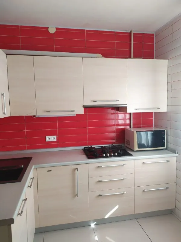 продам 2-х к. квартиру 🌇город донецк, ленинский район, ул. малахова (район дк xxi съезда) ⚡площадь 53,6/30/8,4 м2. ⚡этаж 2/9 ❗вода круглосуточно❗ ⚡качественный ремонт, мебель, быт техника bosch и electrolux, 2 кондиционера, посудомоечная машина ⚡с/узел раздельный. ⚡ теплые полы, балкон застеклён пластик, утепленная внешняя стена ⚡ реальному покупателю разумный торг 📑документы зарегистрированы по рф 💰стоимость 6 950 000 ₽ 📲☎️+79493241608 валентин, собственник - фотография - 3