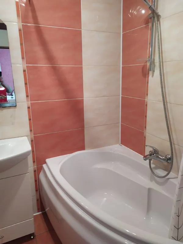 продам 2-х к. квартиру 🌇город донецк, ленинский район, ул. малахова (район дк xxi съезда) ⚡площадь 53,6/30/8,4 м2. ⚡этаж 2/9 ❗вода круглосуточно❗ ⚡качественный ремонт, мебель, быт техника bosch и electrolux, 2 кондиционера, посудомоечная машина ⚡с/узел раздельный. ⚡ теплые полы, балкон застеклён пластик, утепленная внешняя стена ⚡ реальному покупателю разумный торг 📑документы зарегистрированы по рф 💰стоимость 6 950 000 ₽ 📲☎️+79493241608 валентин, собственник - фотография - 7