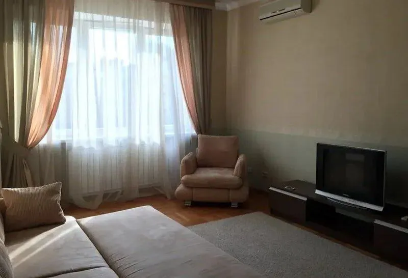 сдается двухкомнатная квартира 🌇в пролетарском районе 📍 ✅4/9  этаж. ✅в квартире есть вся необходимая мебель и техника. большой шкаф-купэ, кондиционер. холодильник. стиральная машинка, душевая кабина. ✅в квартире установлена газовая колонка, напор отличный, с отоплением и проводкой проблем нет. 📍очень удобное расположение, в пешей доступности вся необходимая инфраструктура: магазины, удобная транспортная развязка. ❗️на долгий срок (от 6-и мес. ) ✅платежеспособным и порядочным людям. 💰цена 33000 ₽ + ком. услуги по этой и другой аренде обращайтесь по номеру 📲☎️+7(949)4858365 подписаться | дать объявление - фотография - 2