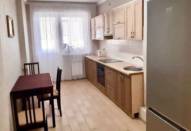 сдается двухкомнатная квартира 🌇в пролетарском районе 📍 ✅4/9  этаж. ✅в квартире есть вся необходимая мебель и техника. большой шкаф-купэ, кондиционер. холодильник. стиральная машинка, душевая кабина. ✅в квартире установлена газовая колонка, напор отличный, с отоплением и проводкой проблем нет. 📍очень удобное расположение, в пешей доступности вся необходимая инфраструктура: магазины, удобная транспортная развязка. ❗️на долгий срок (от 6-и мес. ) ✅платежеспособным и порядочным людям. 💰цена 33000 ₽ + ком. услуги по этой и другой аренде обращайтесь по номеру 📲☎️+7(949)4858365 подписаться | дать объявление - фотография - 4