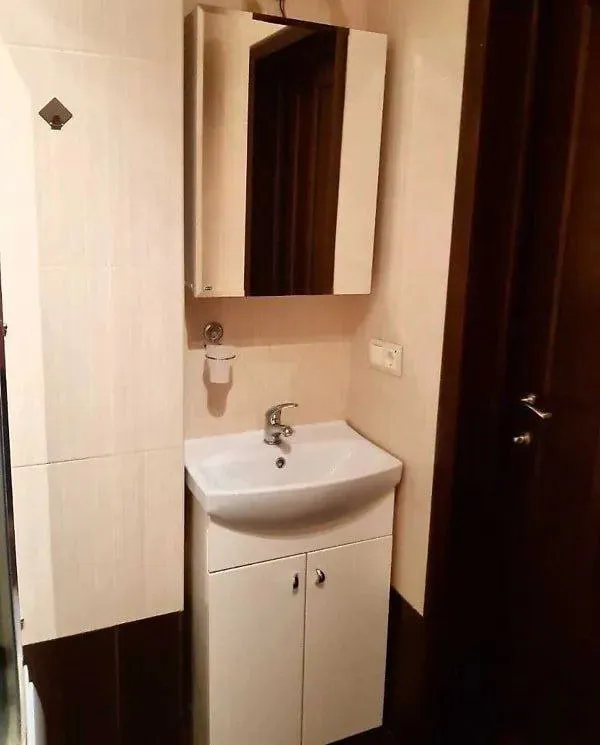 сдается двухкомнатная квартира 🌇в пролетарском районе 📍 ✅4/9  этаж. ✅в квартире есть вся необходимая мебель и техника. большой шкаф-купэ, кондиционер. холодильник. стиральная машинка, душевая кабина. ✅в квартире установлена газовая колонка, напор отличный, с отоплением и проводкой проблем нет. 📍очень удобное расположение, в пешей доступности вся необходимая инфраструктура: магазины, удобная транспортная развязка. ❗️на долгий срок (от 6-и мес. ) ✅платежеспособным и порядочным людям. 💰цена 33000 ₽ + ком. услуги по этой и другой аренде обращайтесь по номеру 📲☎️+7(949)4858365 подписаться | дать объявление - фотография - 7