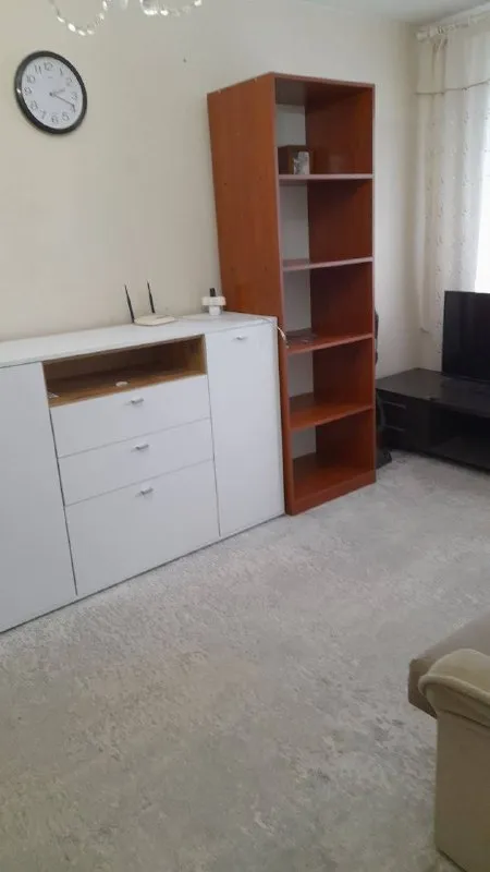 сдам однокомнатную квартиру на долгий срок в донецке, калининский район, бул. шевченко. квартира на третьем этаже, мебель и бытовая техника вся. вода по графику. есть емкость для воды на 260 литров. 27 тыс плюс ком. услуги. +79493562510 - фотография - 2